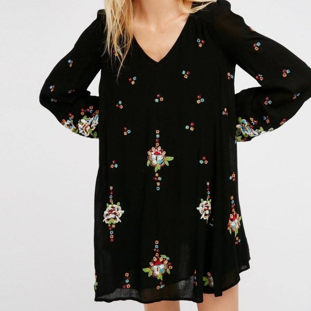 Free People boho Oxford embroidered black bell sleeve minidress size L